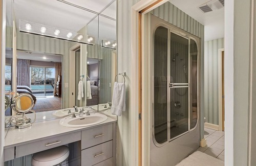 Baiting Hollow House | Silver Beach Bliss: Luxury Waterfront Home w/ Pool