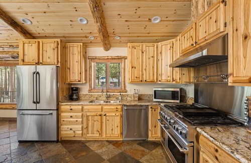 Fox Farm House | Silver Fox Resort. Jacuzzi Tub. BBQ. Games