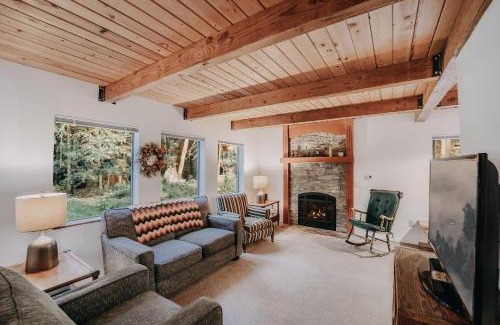 Maple Falls House | Silver Lake Cabin #67 - Hot Tub - Pets Ok - Wi-Fi