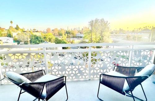 Silver Lake Apartment | Silver Lake Stylish Penthouse One Bdrm with Parking included