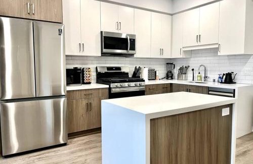 Silver Lake Apartment | Silver Lake Stylish Penthouse One Bdrm with Parking included