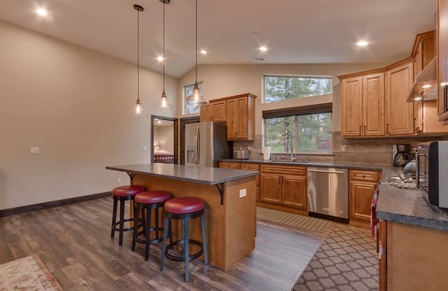 Y Area House | Silver Pines - Ski or Summer 30+ day home