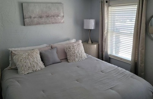 Sturgeon Bay Apartment | Silver Room