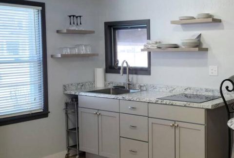 Sturgeon Bay Apartment | Silver Room