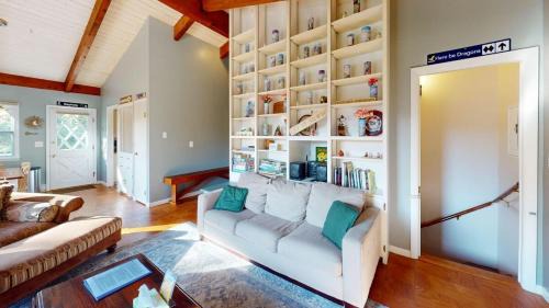 Pittsfield House | Silver Spring Chalet Spacious 4BR Retreat 1888