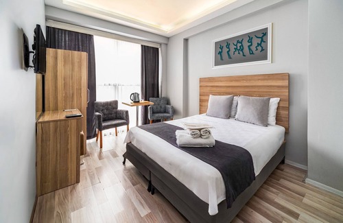 Izmir City Centre House | Silver Suit