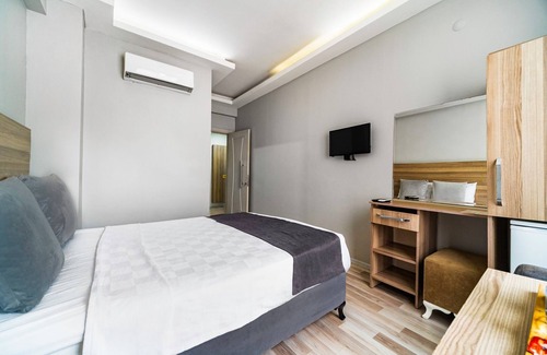 Izmir City Centre House | Silver Suit