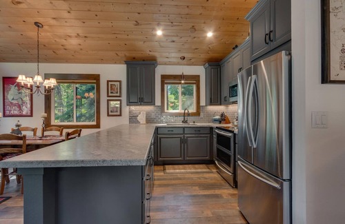 Talmont House | Silver Tip at Tahoe Park w/HOA amenities - Pet Friendly, Hot Tub, Near Skiing!