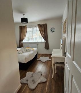 Glasgow House | Silverburn new house with free parking and nice garden