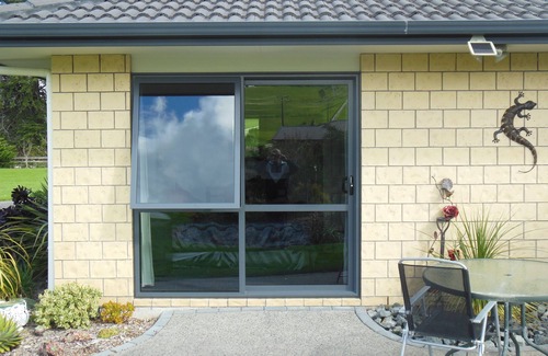 Red Beach Apartment | Silverdale Garden Stay