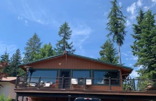 Coeur d'Alene Apartment | SILVERWOOD, BAYVIEW, LAKE PEND ORIELLE, FARRUGUT PARK HIDEAWAY pet-friendly!