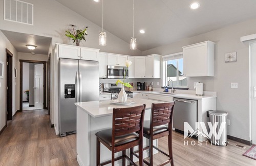 Post Falls House | Silverwood Retreat - Cozy Prairie Home with Huge Backyard, Games & Firetable!