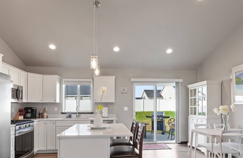Post Falls House | Silverwood Retreat - Cozy Prairie Home with Huge Backyard, Games & Firetable!