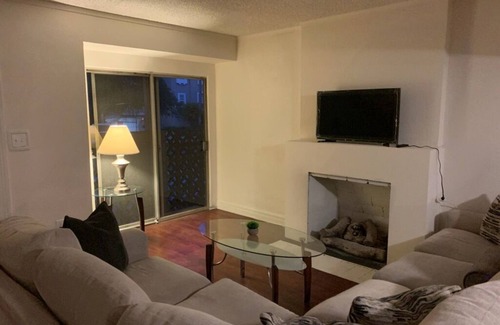 Beverly Grove Apartment | Simple 2 bedrooms in an amazing location/Melrose