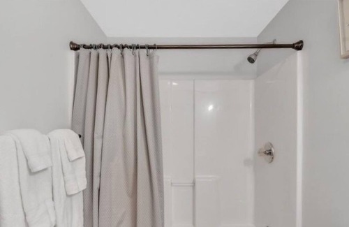 Campton Condo | Simple And Cozy Apartment Just Mins To Loon Mountain And Waterville Valley 1 Bedroom Condo by Redawning