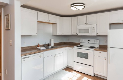 Campton Condo | Simple And Cozy Apartment Just Mins To Loon Mountain And Waterville Valley 1 Bedroom Condo by Redawning