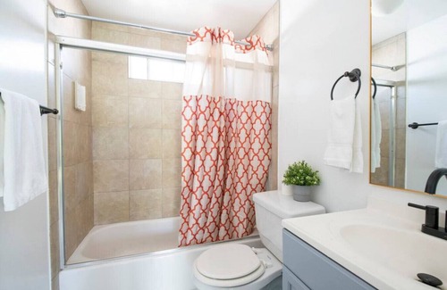 Hacienda Heights House | Simple Bliss Studio: King Bed, Full Kitchen, and Wi-Fi for Couples & Solo Travelers!