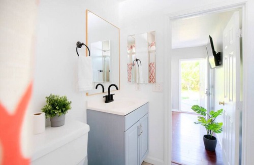 Hacienda Heights House | Simple Bliss Studio: King Bed, Full Kitchen, and Wi-Fi for Couples & Solo Travelers!