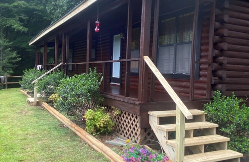 Whittier Cabin | Simple Charming 2-bedroom cabin in Whittier NC, 14 miles from Cherokee