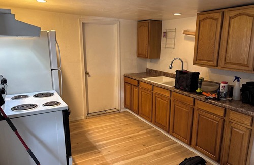 Grants Pass House | Simple cottage, 1 bedroom and a detached room in Grants Pass with WiFi and AC.