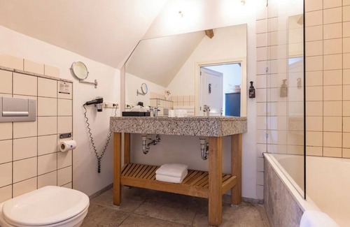 Baarlo Hotel | Simple Countryside Stay with Bike Access! Free Paking and Onsite Dining!