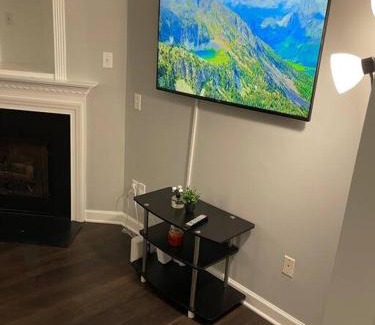 Southwest Raleigh Apartment | Simple Elegant Townhouse DT Raleigh NCSU