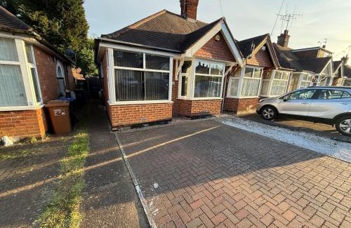 Northampton Apartment | Simple Luxury 2Bed Cosy Bungalow