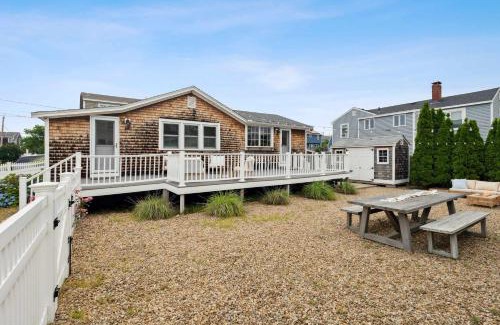 Newburyport House | Simple Retreat 2 Min Walk to Beach AC Firepit