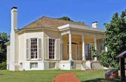 Colonial Heights House | Simple, Spacious and Clean House
