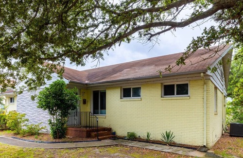 Norfolk Apartment | Simple + Steps to Beach! Full Kitchen + WIFI!