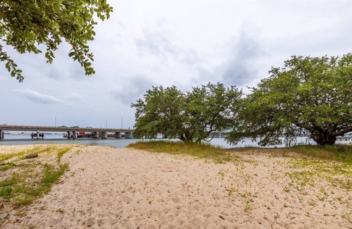 Norfolk Apartment | Simple + Steps to Beach! Full Kitchen + WIFI!