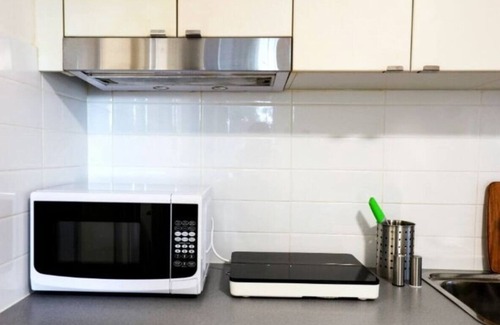 Sunnybank House | Simple Sunnybank Studio FREE A/C, parking & WiFi