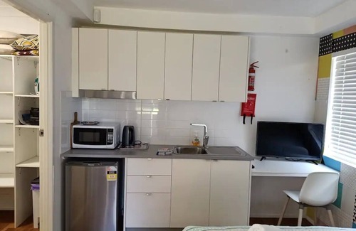 Sunnybank House | Simple Sunnybank Studio FREE A/C, parking & WiFi