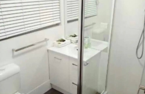 Sunnybank House | Simple Sunnybank Studio FREE A/C, parking & WiFi