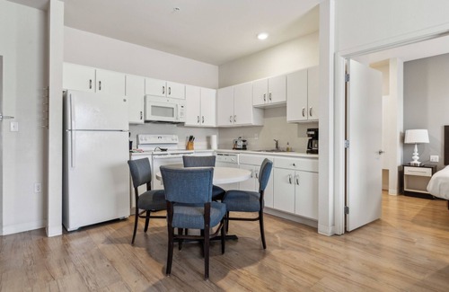 Far North Central Apartment | Simplicity At the Rim 1116