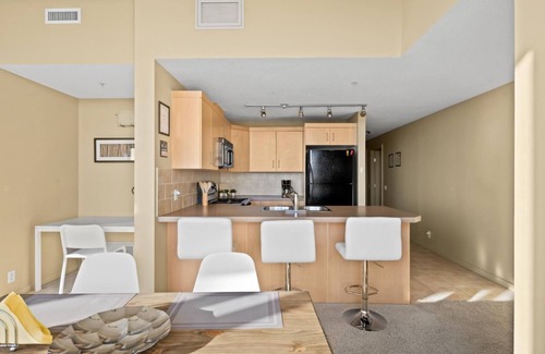Victoria Park Apartment | Simply Comfort. Trendy 2Br Apartment Downtown Parking