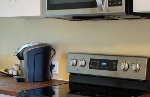 Burlington Apartment | Simply Faboulous Home | Close to EVERYTHING