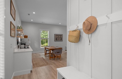 Emerald Isle House | Simply stylish one bedroom- easy beach/pool access