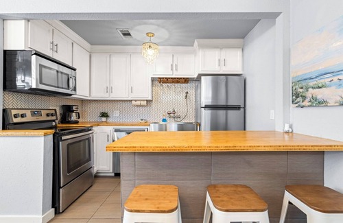 Galveston Condo | Sinatra Cottage · Classic Charm by Ocean Town