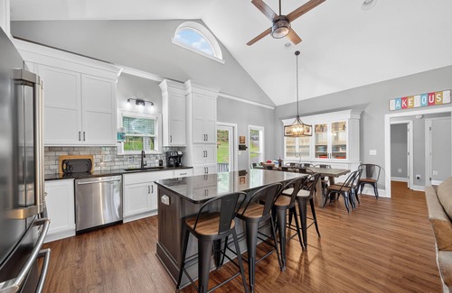 Milledgeville House | Sinclair Bluff Delight- Spacious 5/3 LAKEFRONT w/BOAT HOUSE, FIRE PIT, BAR