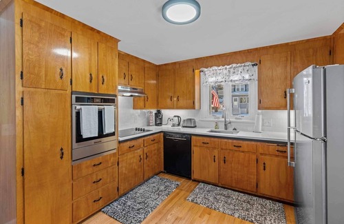 Lynn House | Single family home large yard close to Salem and Boston