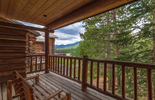 Estes Park Hotel | Single King Room - Twin Sisters View