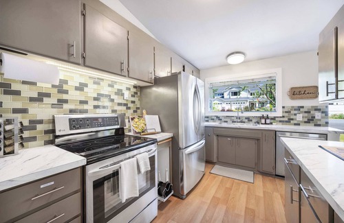 Shoreline House | Single-Level 2BR Retreat w/Hot Tub & Office