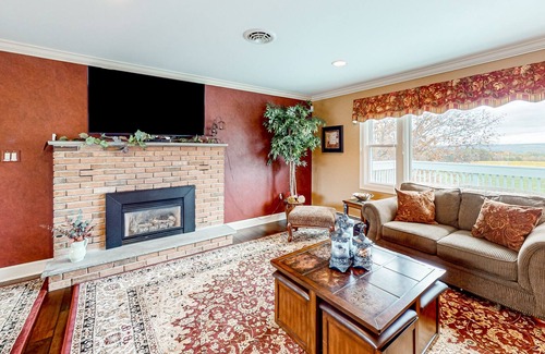 Valois House | Single-level dog-friendly home with amazing views & a washer/dryer on 14 acres
