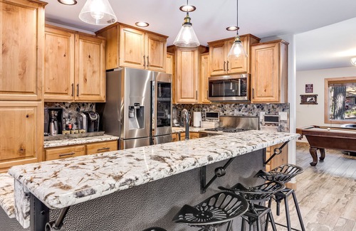 South Lake Tahoe Cabin | Single Level ✔Great Location✔ Hot tub✔ Pool Table✔ Arcade✔ Home Gym✔