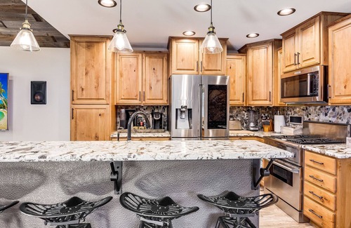 South Lake Tahoe Cabin | Single Level ✔Great Location✔ Hot tub✔ Pool Table✔ Arcade✔ Home Gym✔