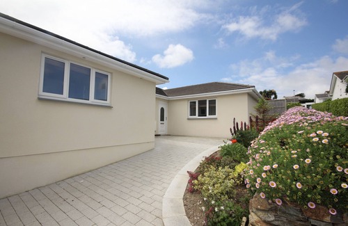Treator House | Single level Holiday Home within yards of the Camel Estuary, parking and garden