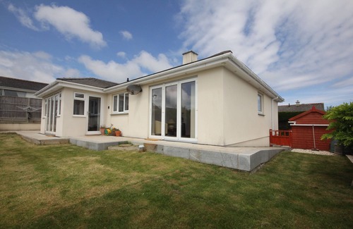 Treator House | Single level Holiday Home within yards of the Camel Estuary, parking and garden