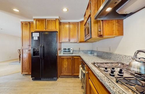 Upper Kingsbury House | Single-level home with fireplace, deck, grill, & washer/dryer, sleeps 10