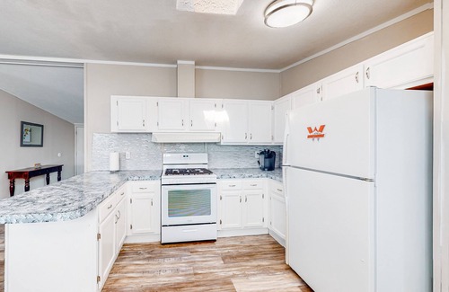 Gunnison House | Single-level home with a washer/dryer, patio & grill